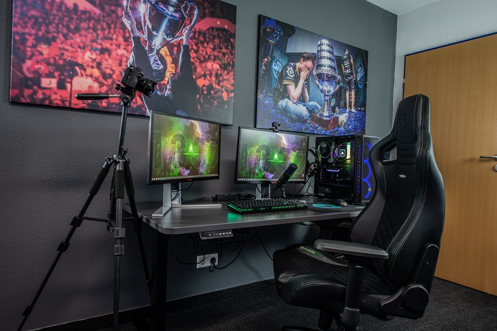 unsplash_LB0kKgf8Vrc_gaming chair.jpg